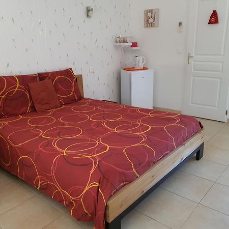 Villa Des Masques Aubais Habitación foto